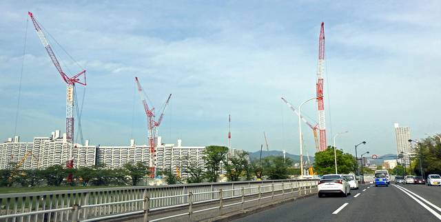広島のサッカースタジアム（スタジアムパーク）クレーンがそびえ立つ工事風景