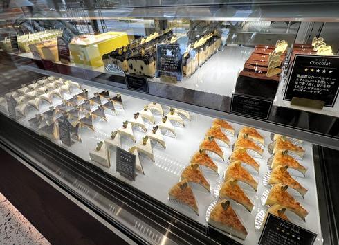 広島 And KAKA（アンドカカ）8種のチーズケーキが並ぶ