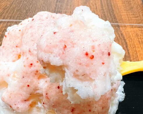 宮島氷菓店かき氷「イチゴミルク」つぶつぶが見える