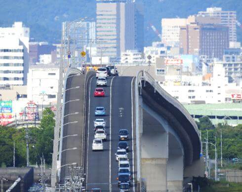 眺めが良く気持ちいい広島はつかいち大橋。実際はベタ踏みしなくても走れます
