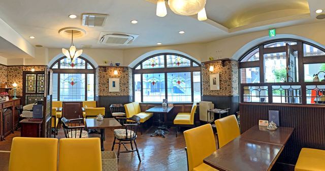 広島のレトロ喫茶「フルフル」ステンドガラス調の窓が素敵！