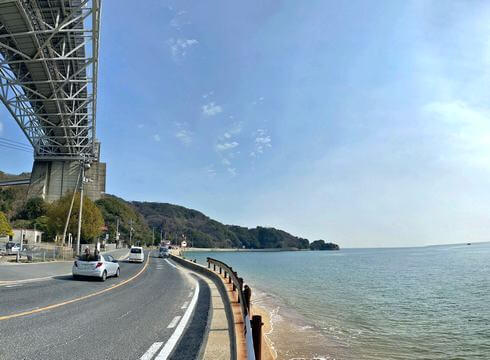 因島大橋と向島のビーチ