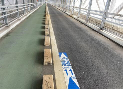 因島大橋自転車道に、サイクリングのブルーライン