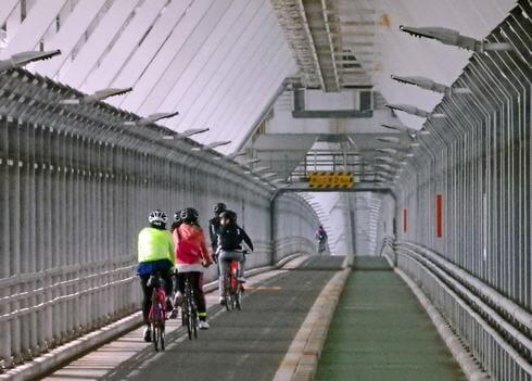 因島大橋自転車道を走るサイクリストたち