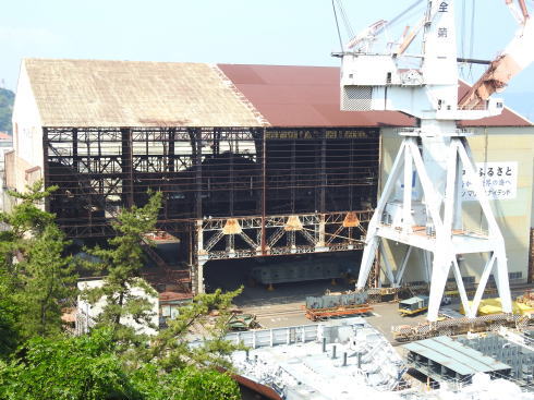 呉市 歴史の見える丘から見る「旧呉海軍工廠造船部造船船渠大屋根」