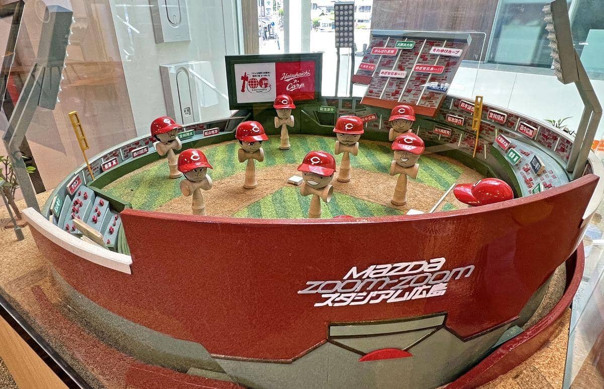 けん玉で「カープ野球盤」宮島口桟橋で展示中、宮島工業高校の学生デザイン