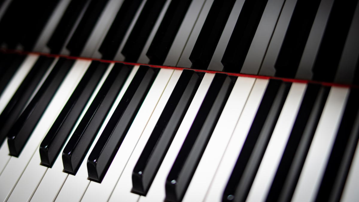 広島空港にストリートピアノ、閉校した小学校のグランドピアノを修理し再活用