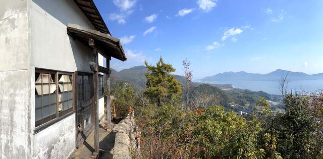 大竹市の行者山のお堂からの眺め