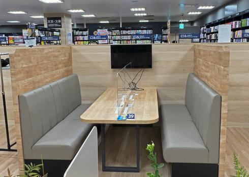 未来屋書店アルパーク店、コワーキングスペース「ミライヤ ブックマークラウンジ」会議用の席