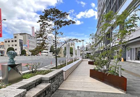 福山駅前ウッドデッキ、花壇（植え込み）沿いに長いウッドベンチ