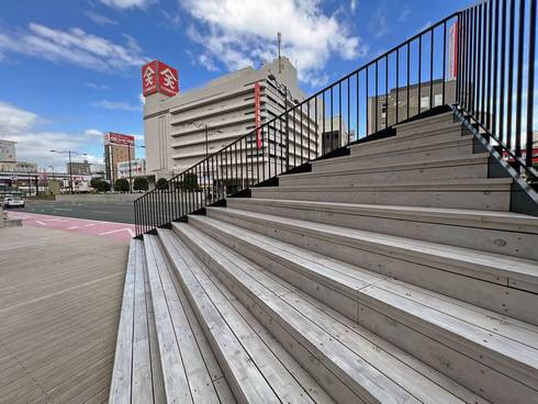 福山駅前ウッドデッキと階段状のベンチ
