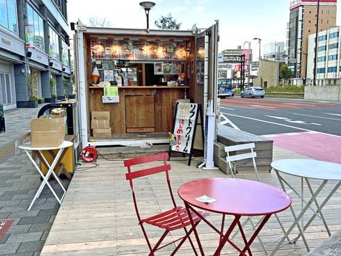 福山駅前ウッドデッキには、コンテナのオープンカフェやキッチンカーも登場