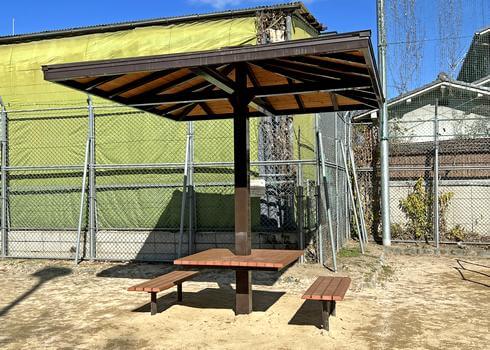 オタフクソースが大芝第一公園に遊具を寄贈、屋根とテーブル付きのベンチ