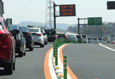 東広島バイパス、片側1車線のため事故車などで大渋滞も