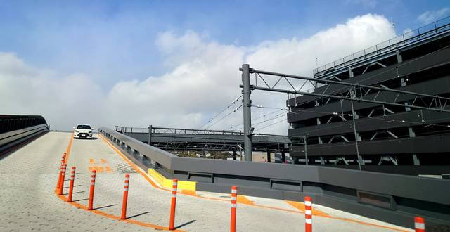 宮島口旅客ターミナル駐車場、スロープで立体駐車場の2F入口へ