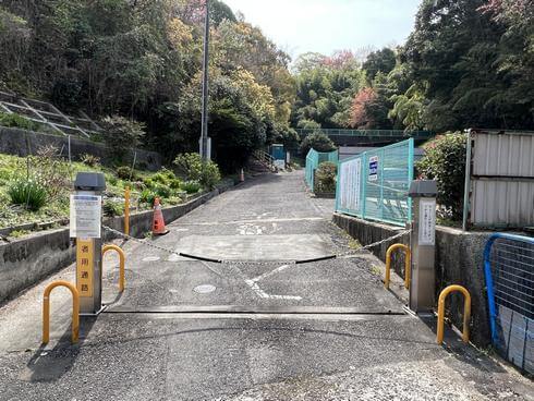 横浜公園の入口、駐車場ゲート