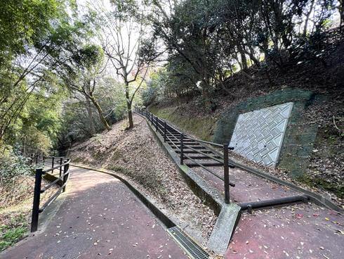 横浜公園（広島県・坂町）駐車場からは階段を上がる