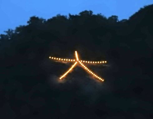 広島・可部「高松山大文字まつり」電球で明かりが灯された大文字