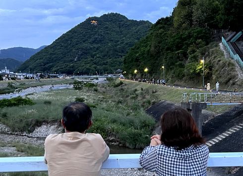 広島・可部「高松山大文字まつり」高松橋から大文字を眺める夫婦