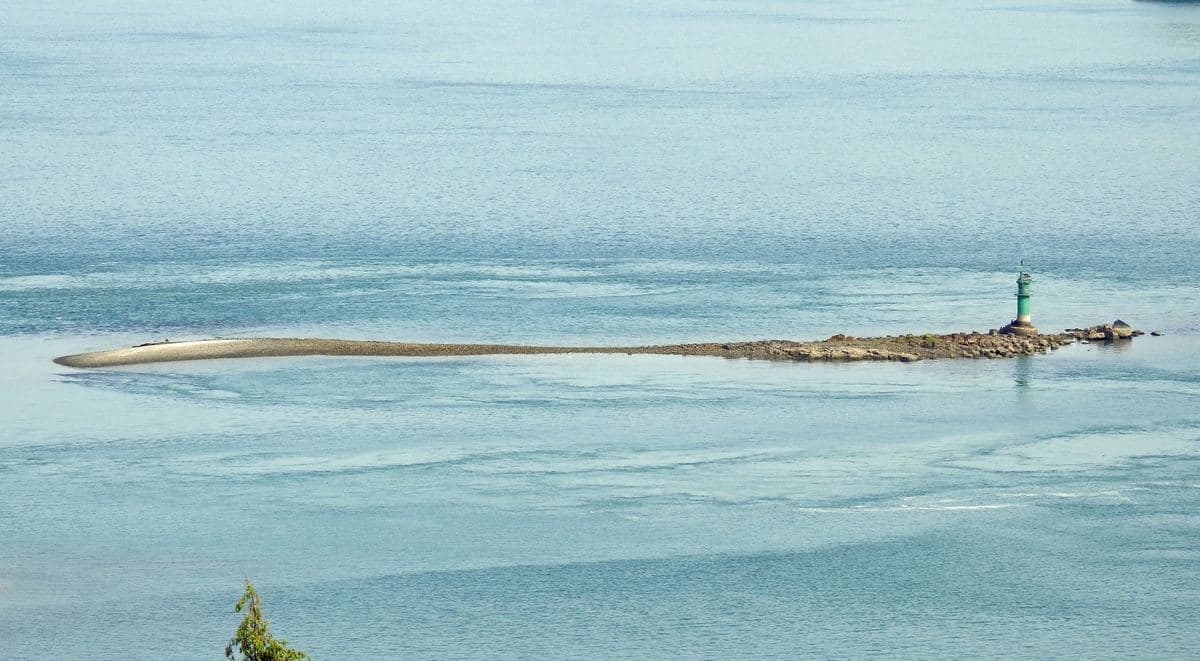 竹原の海にかすかに現れる「碇島」と、碇島灯標