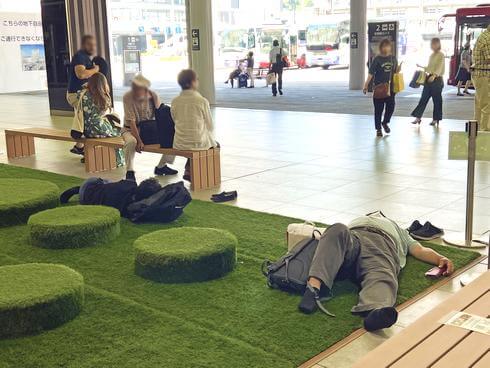 広島駅の芝生ひろば「グリーンスクエア」大人も寝転ぶ