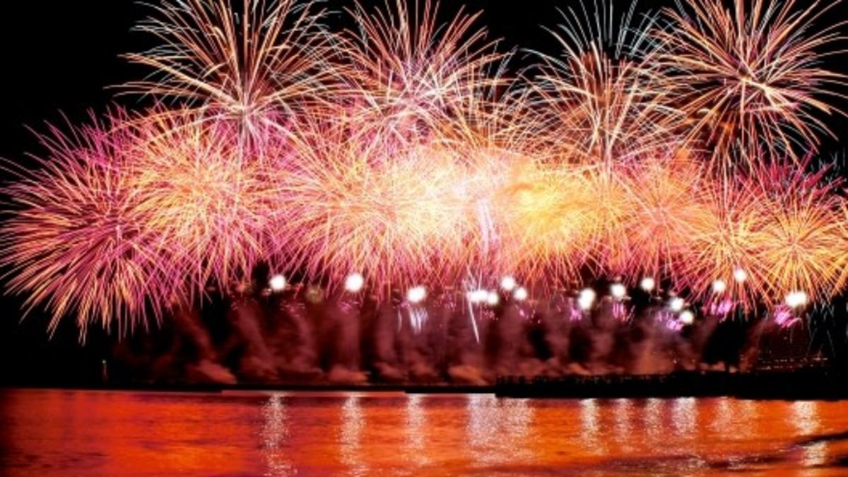 呉海上花火大会4年ぶりに開催、2000発の花火に基地開放も