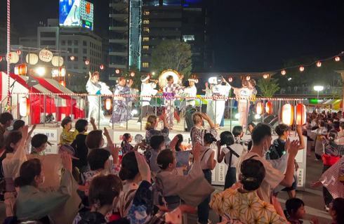 ひろしま盆ダンス 2023、熱気に包まれる盆踊り会場の様子