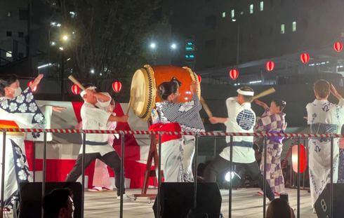 ひろしま盆ダンス 2023、盆踊りの見本を見せる女性たち