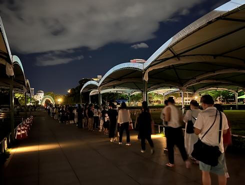 2023年8月6日、広島「原爆の日」慰霊碑の前には夜まで行列が