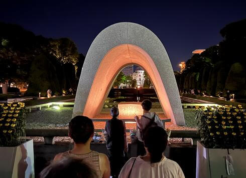 2023年8月6日、広島「原爆の日」慰霊碑に手を合わせる人々