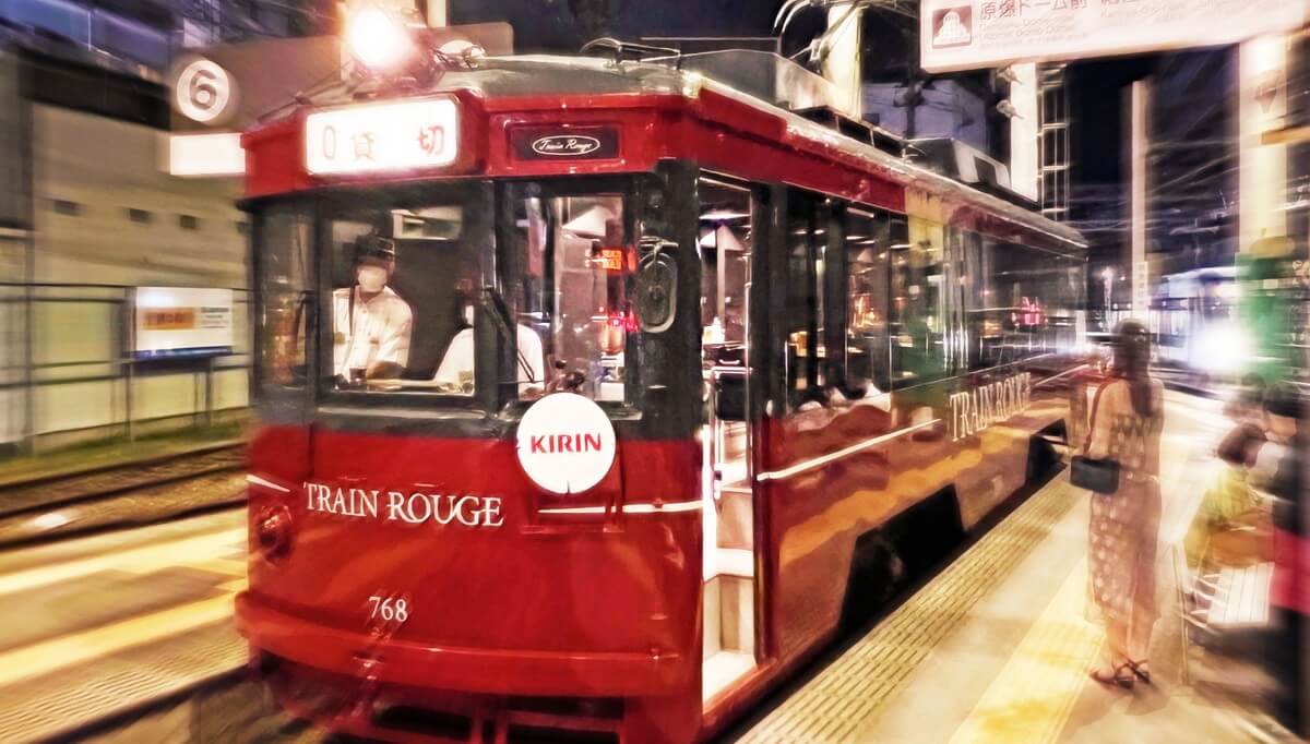 特別仕様の赤い「トランルージュ」は飲食できる路面電車！広島の贅沢な楽しみ方