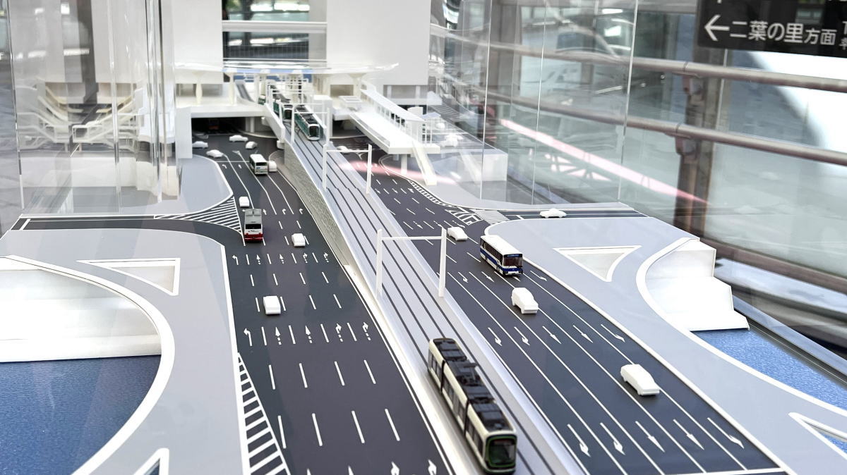 広島駅ビル2階へ路面電車が乗り入れるイメージより鮮明に「駅前大橋線橋梁など 新設工事完成模型」