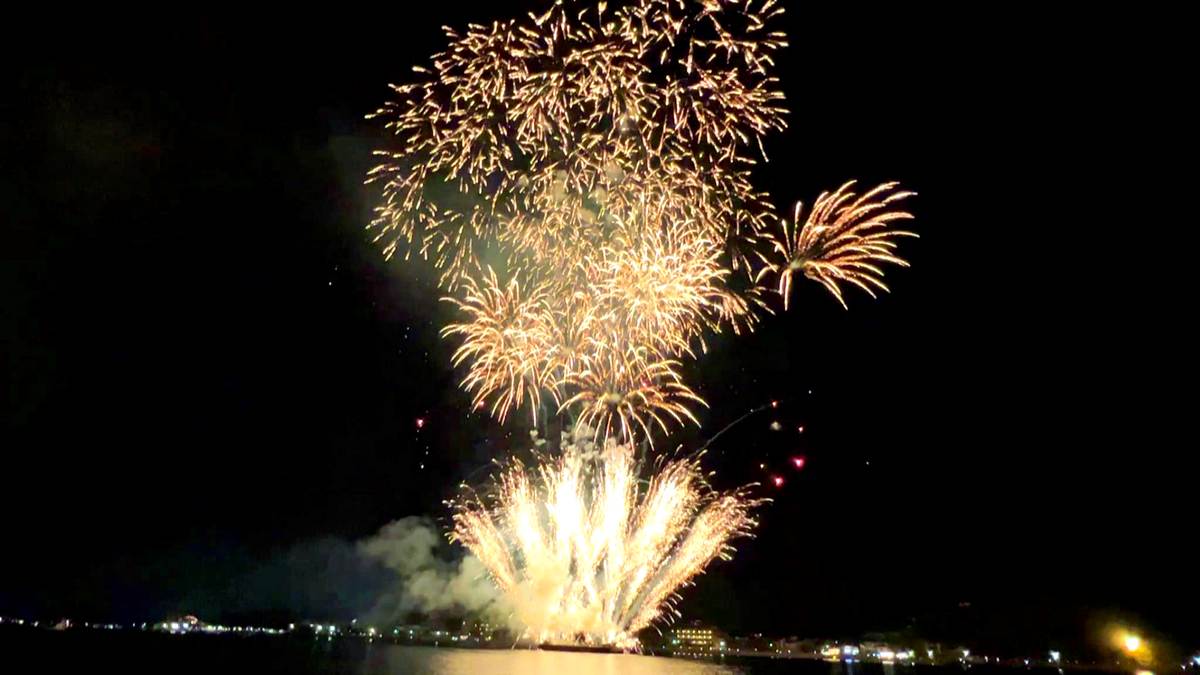 宮島で15分間のスペシャル花火、大輪が夜空を彩る