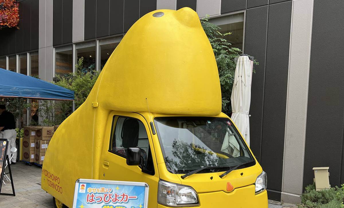 走る巨大ひよ子カー「はっぴよカー」が、広島で出張販売中！