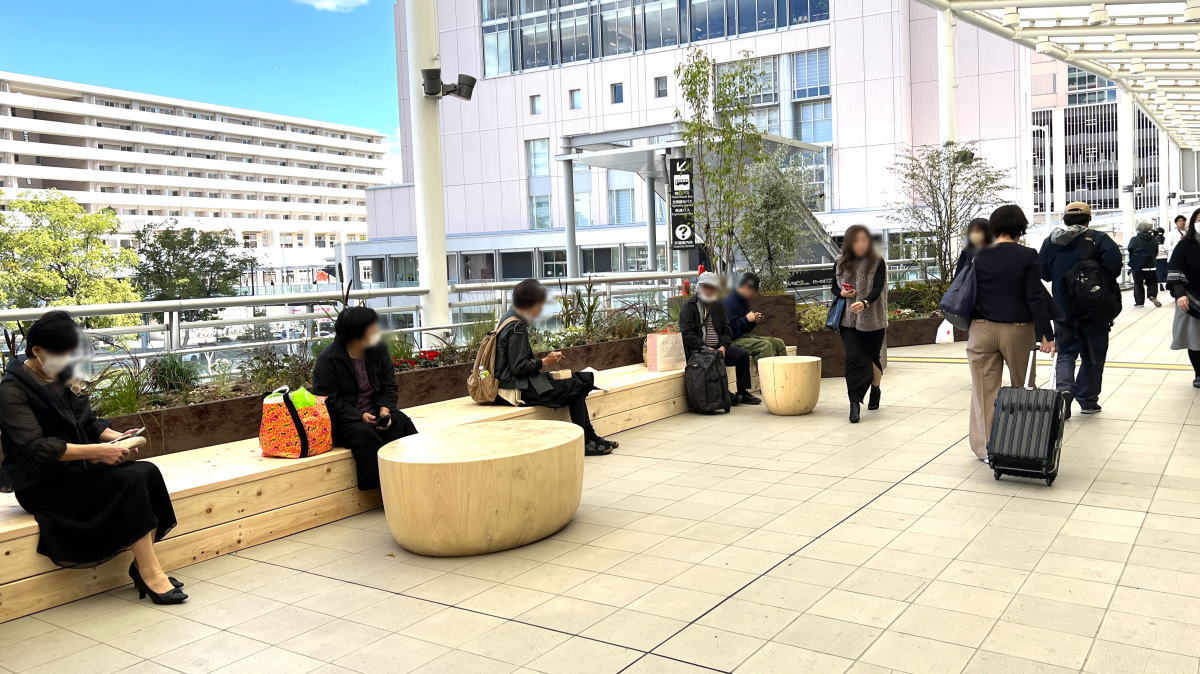 これこれ！こういうの嬉しい 広島駅北口ペデストリアンデッキ・南北自由通路にテーブルや大型ベンチも