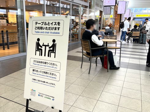 広島駅ペデストリアンデッキや通路に設置されたテーブル