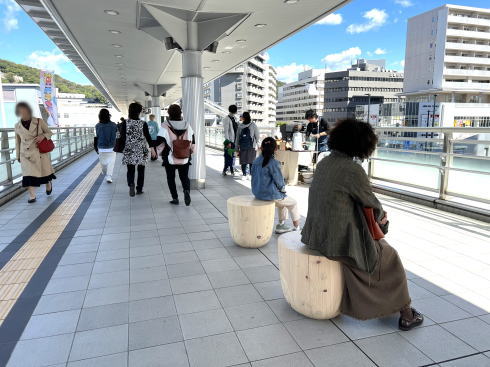 広島駅ペデストリアンデッキや通路に設置された椅子３