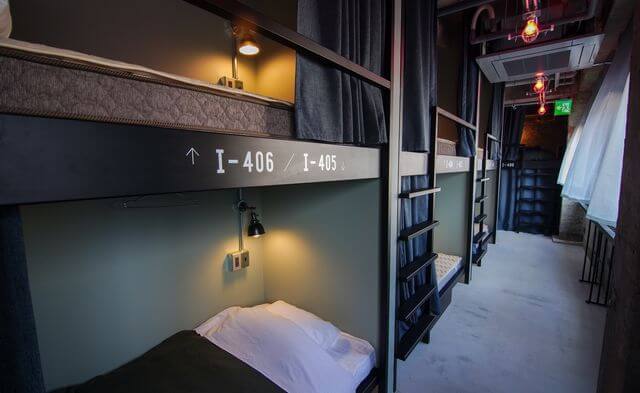 潜水艦をイメージ、呉市 赤ビルに宿泊施設「レッドサブマリン」士官寝室をイメージしたドミトリー