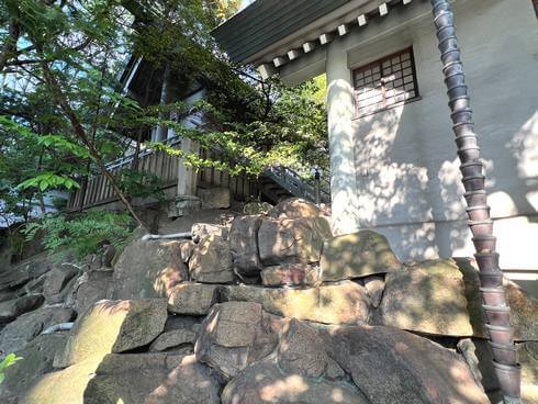 広島の白神社、かつてこの場所は海岸だった（名残の岩礁もあり）
