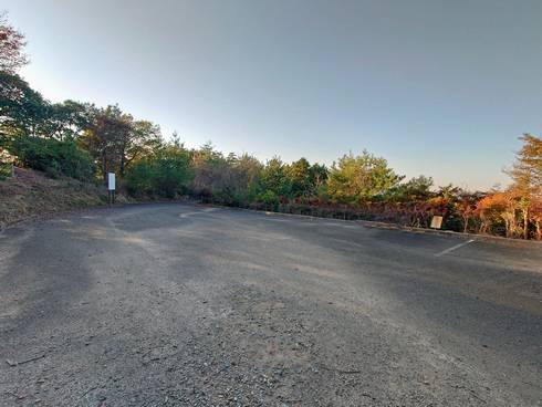 朝日山山頂展望台の駐車場 写真