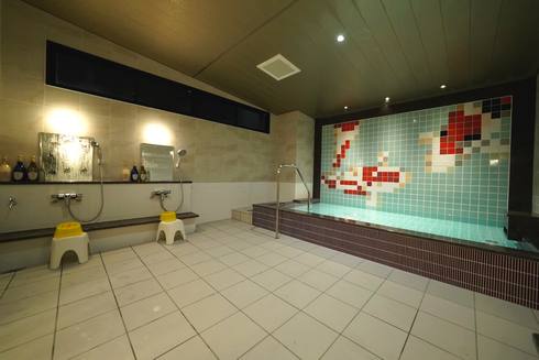 サンホテル大竹、大浴場の壁面タイルにも鯉が描かれている