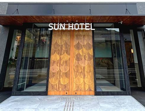 サンホテル大竹、入り口ドアは鯉の鱗デザイン