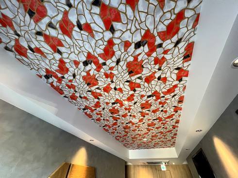 サンホテル大竹、天井にも鯉の模様