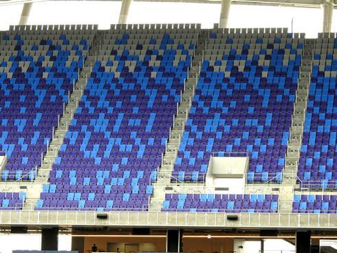 エディオンピースウイング広島、座席がランダムな配色のグラデーション