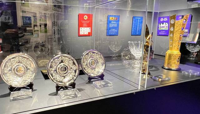 サッカーミュージアム内に、サンフレッチェ広島の優勝トロフィーやメダル・優勝銀皿も展示
