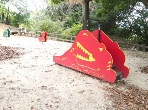 坂町 横浜公園 子供の国 遊具の写真・恐竜すべり台