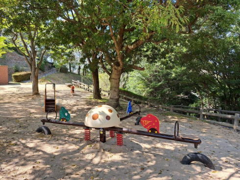 坂町 横浜公園 子供の国 遊具の写真 3人乗りシーソー