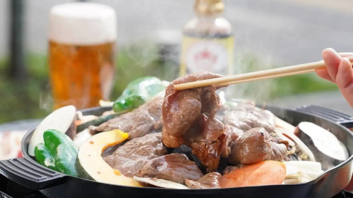 名物ジンギスカンなど肉とビール！広島三越ライオンビヤガーデン2024オープン