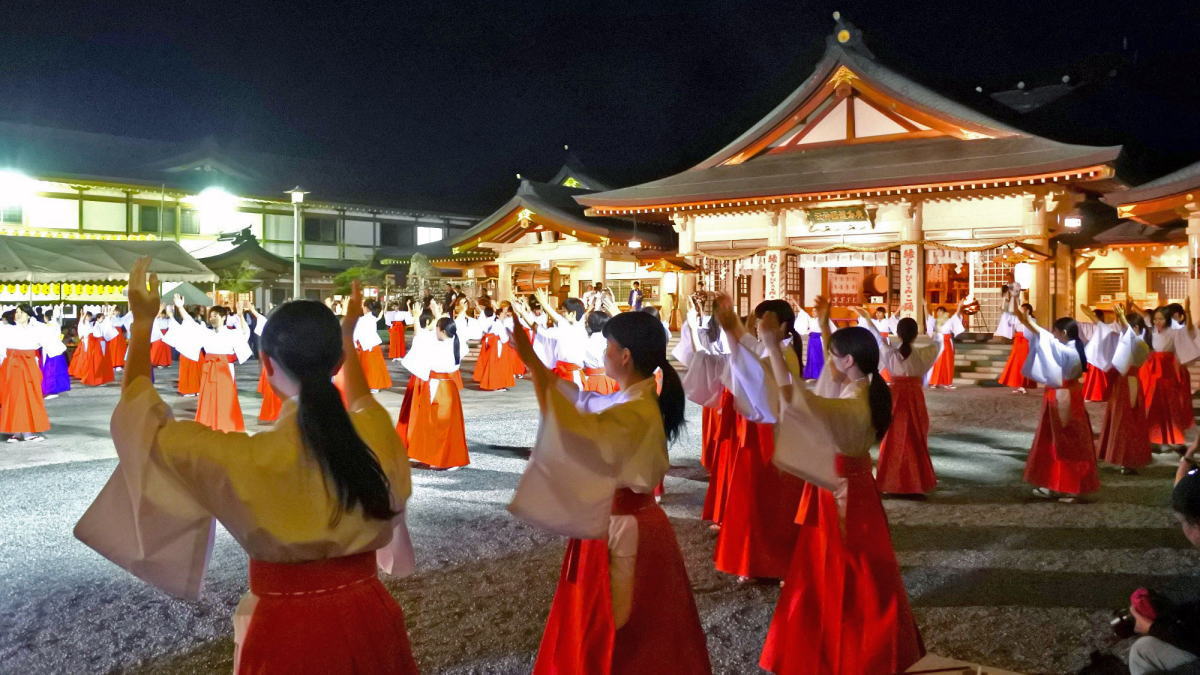 2000の提燈・巫女踊り、広島護国神社 万灯みたま祭は全国でも例見ぬ行事