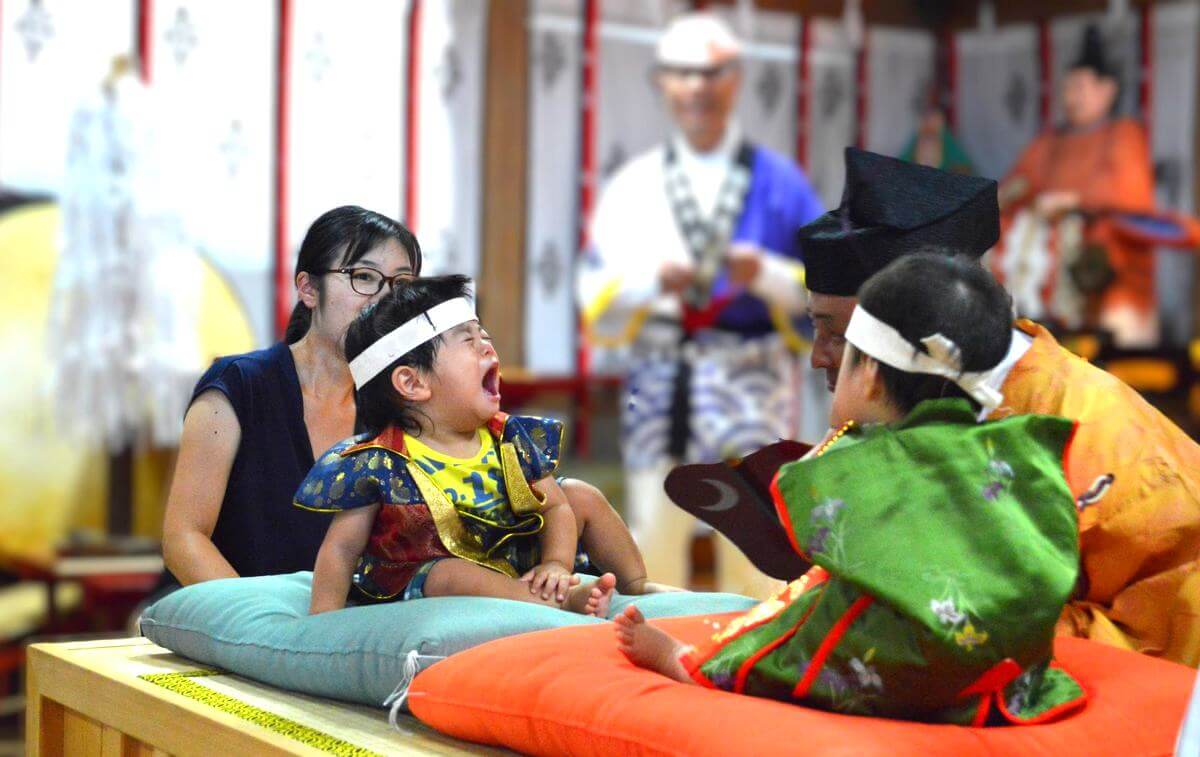 尾道・因島で「泣き相撲 しまなみ場所」赤ちゃんの早泣き競う神事